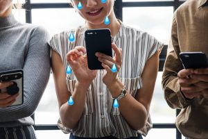 jonge mensen zitten op telefoon met tranen