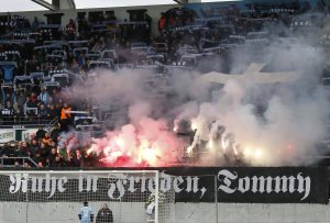 Bengalos brennen im Stadion des Chemnitzer FC