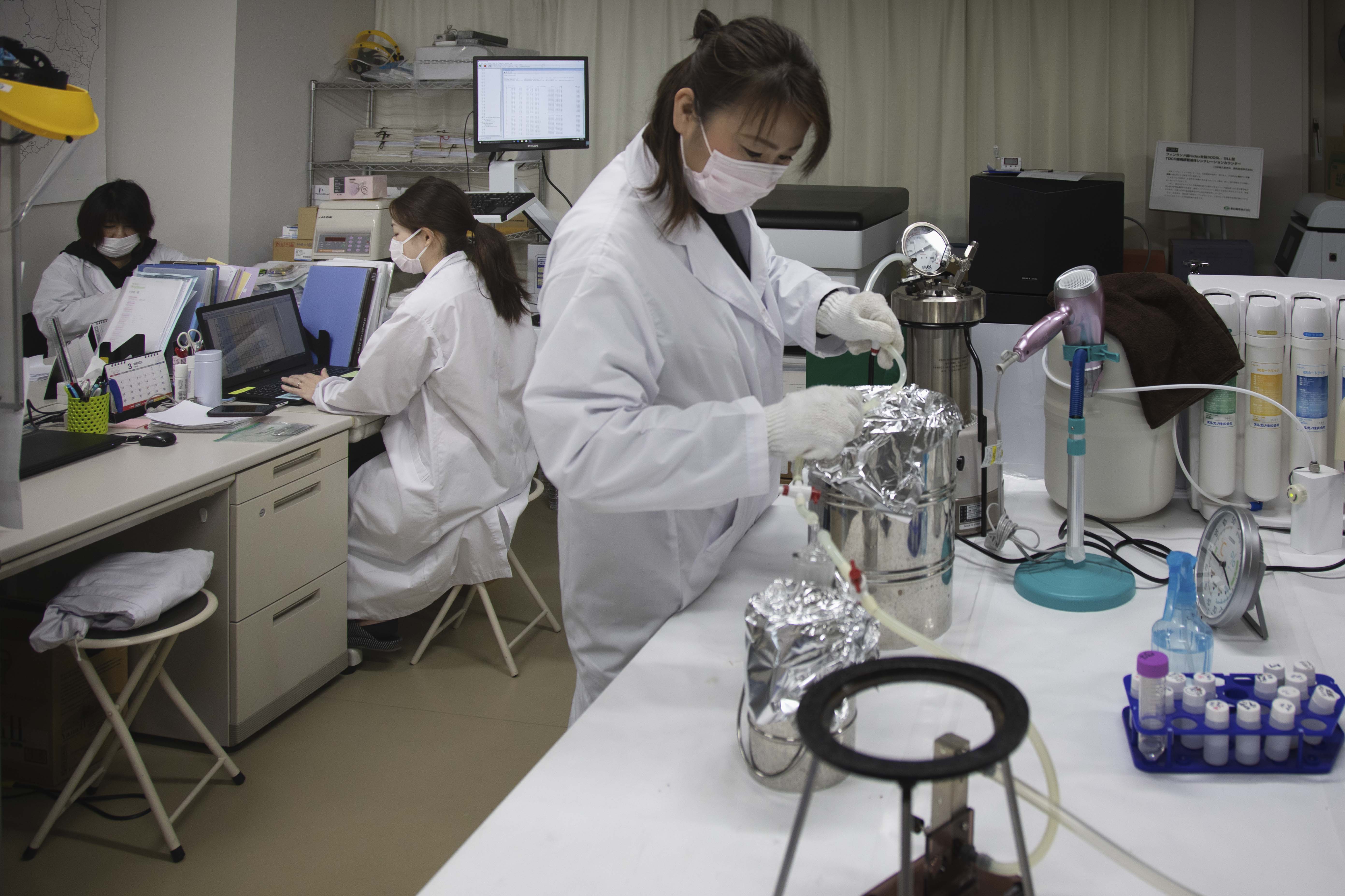 Volunteer Ai Kimura makes sure to use the right amount of oxygen and gas to treat the samples