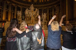 Des fans de Johnny à l'église