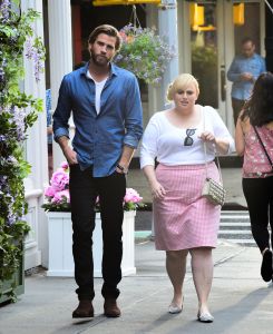 Rebel Wilson en Liam Hemsworth lopen op set van de film "Isn't It Romantic"