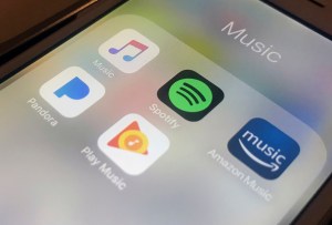 Spotify resmi berperang dengan Apple Music