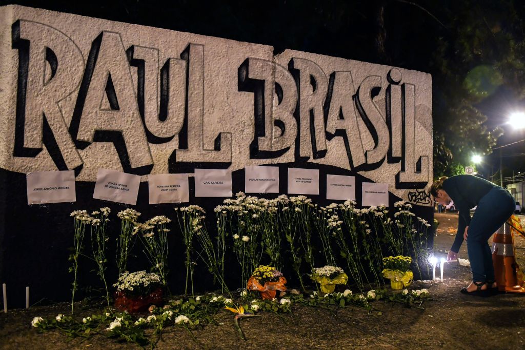 Monumento a las víctimas del tiroteo en la Escuela Estatal Raul Brazil en Suzano, São Paulo