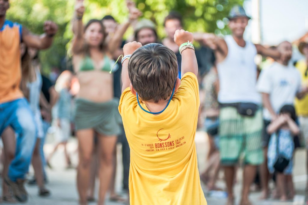 criança com t-shirt do Bons Sons