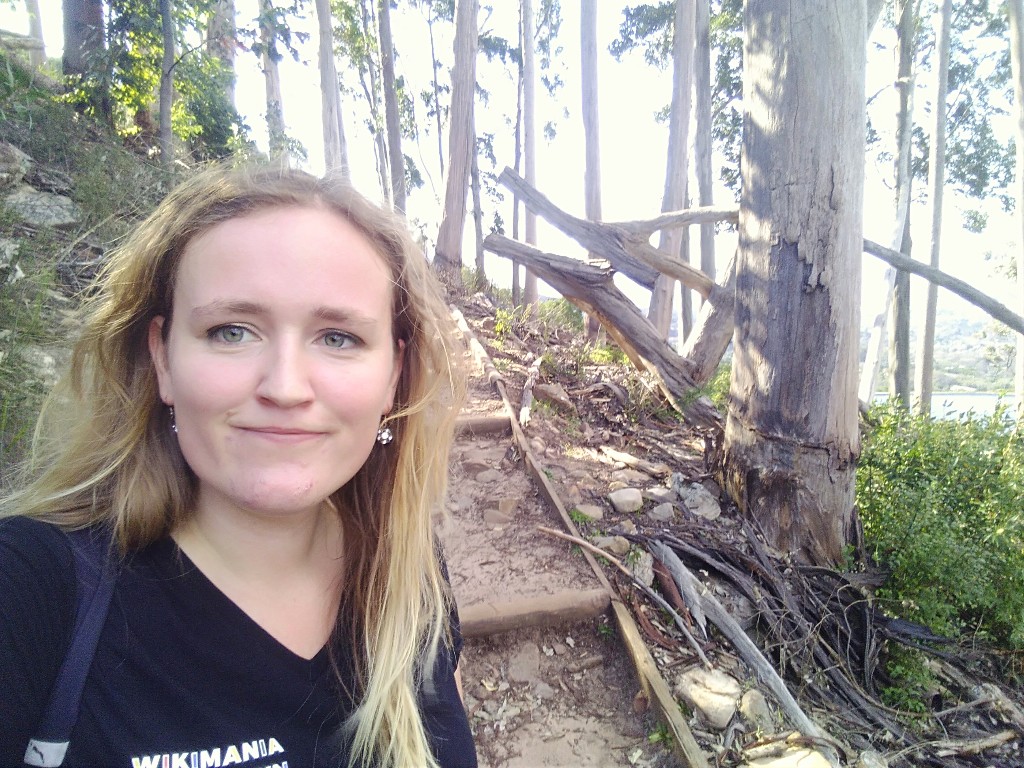 Saskia Ehlers steht in einem Wald