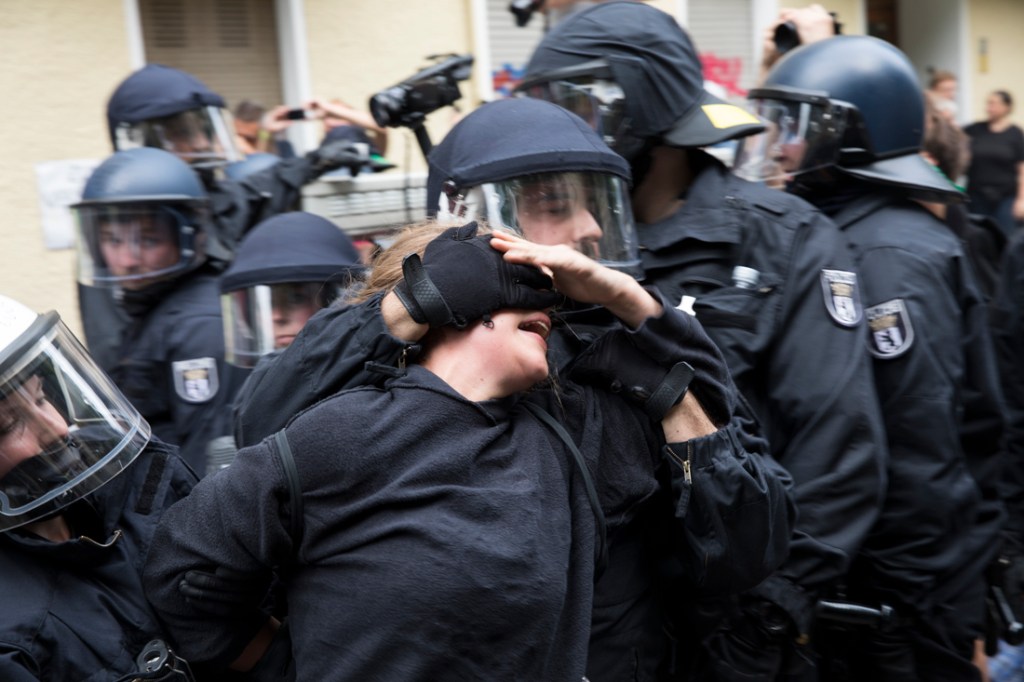 Warum du gegen prügelnde Polizisten (fast) keine Chance hast