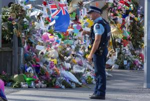 Polisi Selandia Baru memantau lokasi penghormatan depan Masjid Linewood, Christchurch