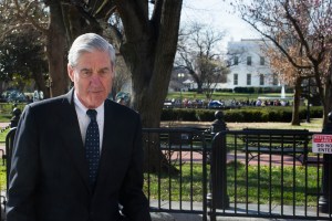 Imagen de la portada: el abogado especial Robert Mueller pasando por la Casa Blanca, luego de asistir a la Iglesia Episcopal de St. John para el servicio matutino, el domingo 24 de marzo de 2019, en Washington. (Foto AP/Cliff Owen).