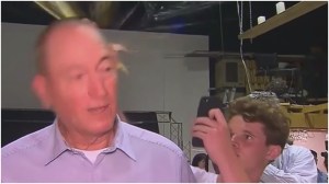 eggboy memecahkan telur di kepala Senator Fraser Anning.