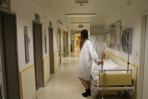 Eine Transfrau in einem Krankenhausflur