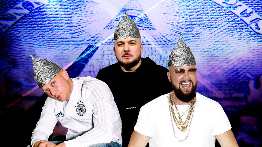 Olexesh, Kool Savas und Kollegah tragen Aluhüte, im Hintergrund ist ein US-Dollar zu sehen