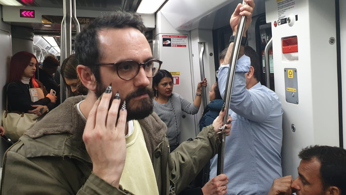 uñas en el metro