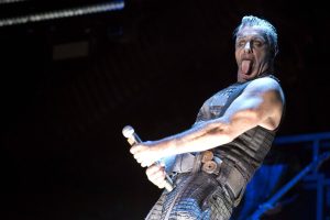 Deutschland: Rammstein-Sänger Till Lindemann auf der Bühne