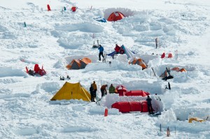 cambiamento climatico scioglie ghiacciai emerge cacca umana