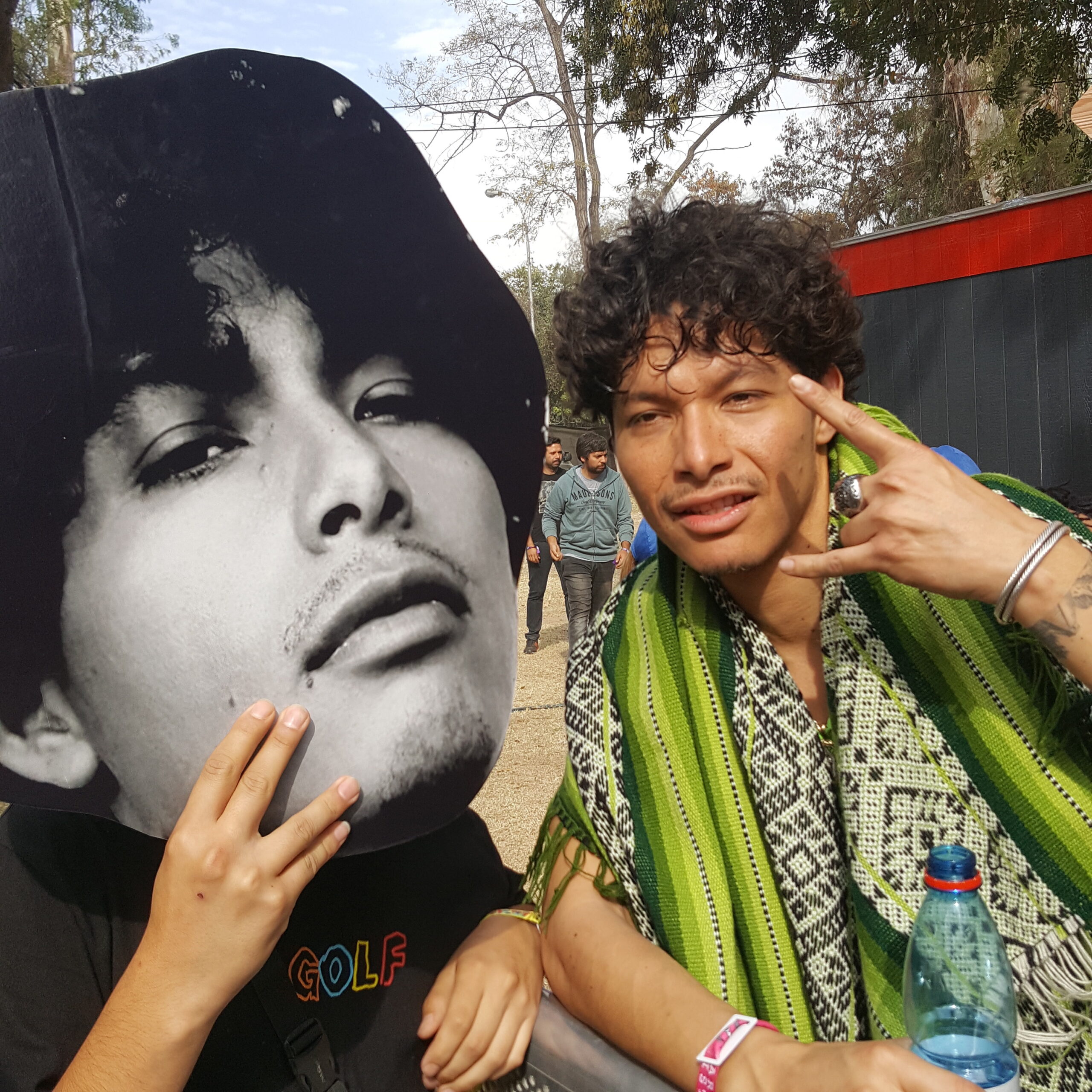 A.CHAL firmando autógrafos y regalando fotos. Foto por el autor.