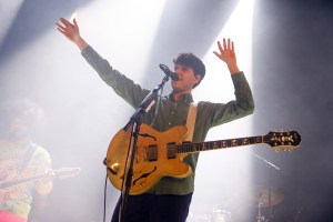 Vampire Weekend, "This Life" y "Unbearably White"