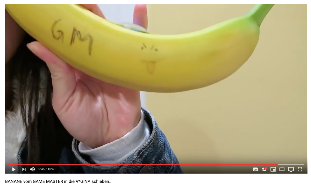 Screenshot von YouTube. Thi Lan hält eine Banane hoch. Auf die Banane geschrieben wurde