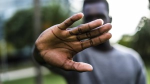 Mann bedeckt sein Gesicht mit der Hand