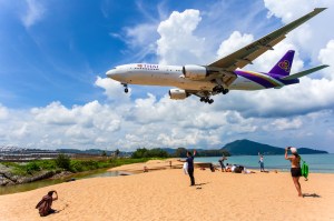 Phuket Punya Satu-Satunya Pantai di Dunia Ancam Turis Selfie Dengan Hukuman Mati