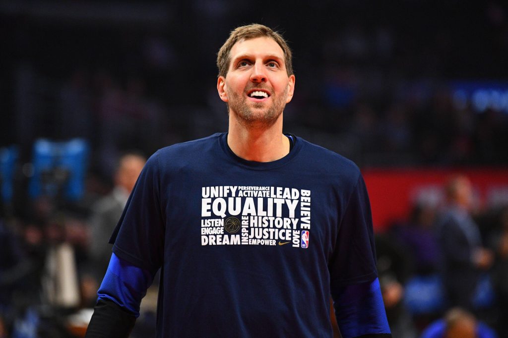 Der Basketballspieler Dirk Nowitzki bei einem Spiel gegen die Los Angeles Lakers