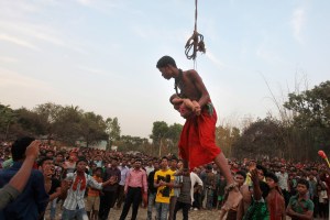 El extraño festival Charak puja.