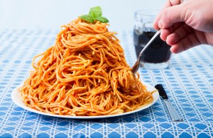 Een enorme berg spaghetti.