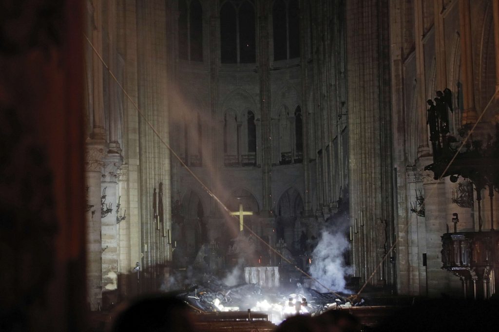 Avec ceux qui voient dans l’incendie de Notre-Dame un signe divin