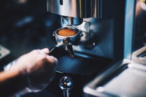 Barista holding portafilter