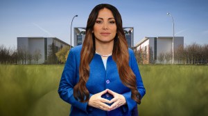 Kanzlerin Enissa Amani vor Bundeskanzleramt