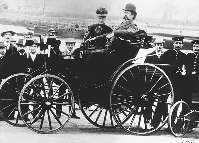 1556035307736-640px-Karl_Benz_Automobile