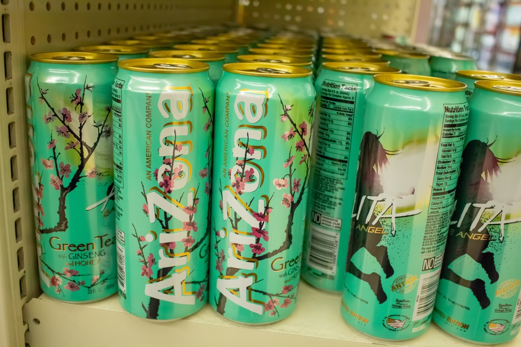 Latas de té verde Arizona con miel y ginseng.