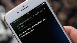 Ein Handydisplay auf dem eine Siri-Koversation steht