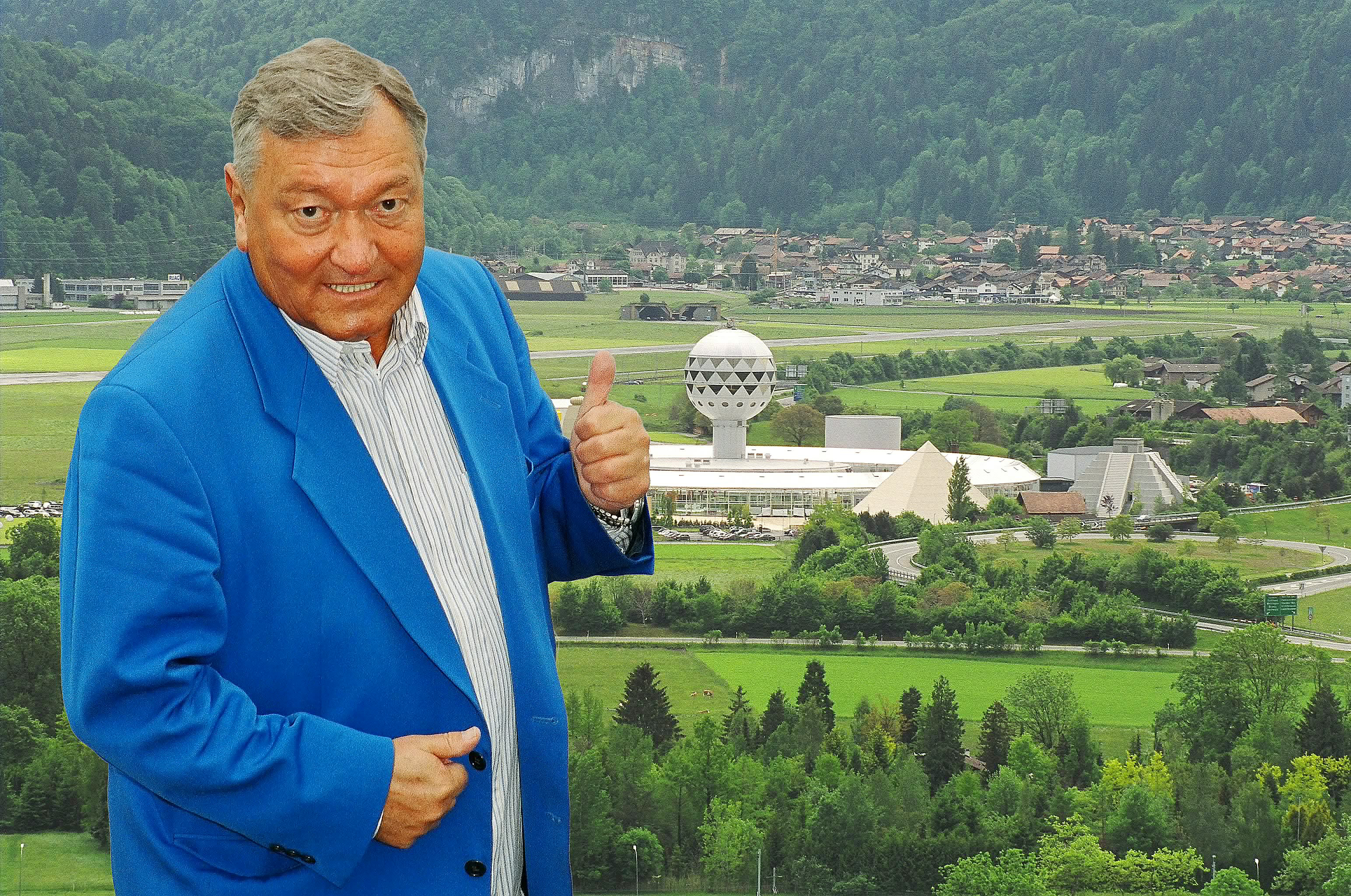 Erich von Daniken, in a blue jacket, in front of the Mystery Park theme park