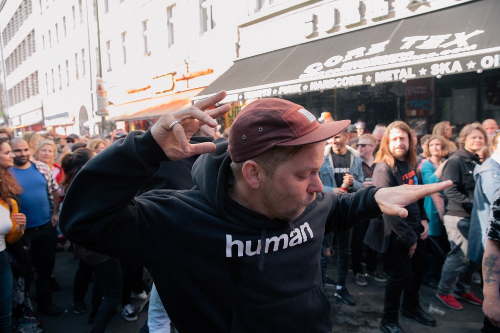 Diese Fotos vom 1. Mai verkörpern alles, was wir an dem Tag lieben und hassen