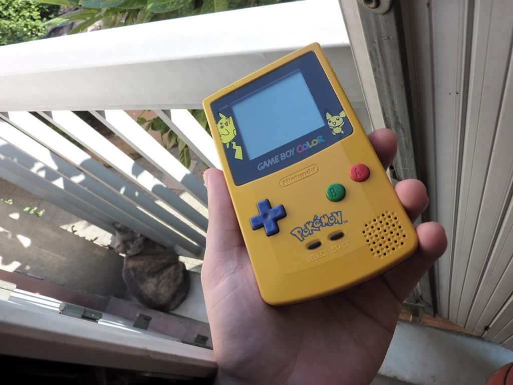 Een Game Boy met Pokémon