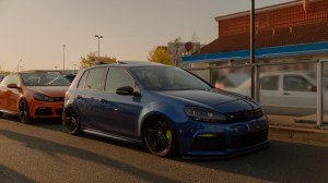 Zwei Autos, VW Golf, bei Sonnenuntergang