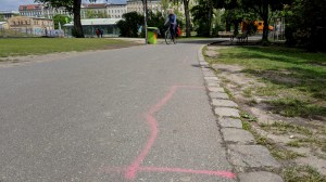 Das auf den Weg gemalte pinke Rechteck