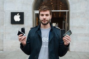 Unser Autor mit vier beschädigten iPhones