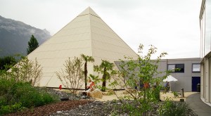 Een piramide met bomen eromheen