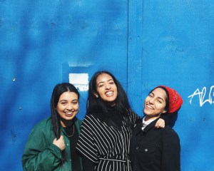 Tiga Seniman Hebat dari kolektif Muslim Sisterhood Mematahkan Stereotipe Seputar Perempuan Muslim