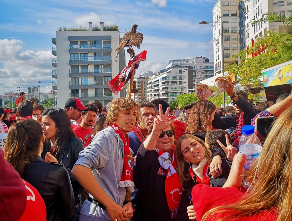 adeptos do benfica à porta do estádio da luz