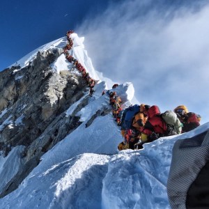 Macet di rute pendakian Gunung Everest