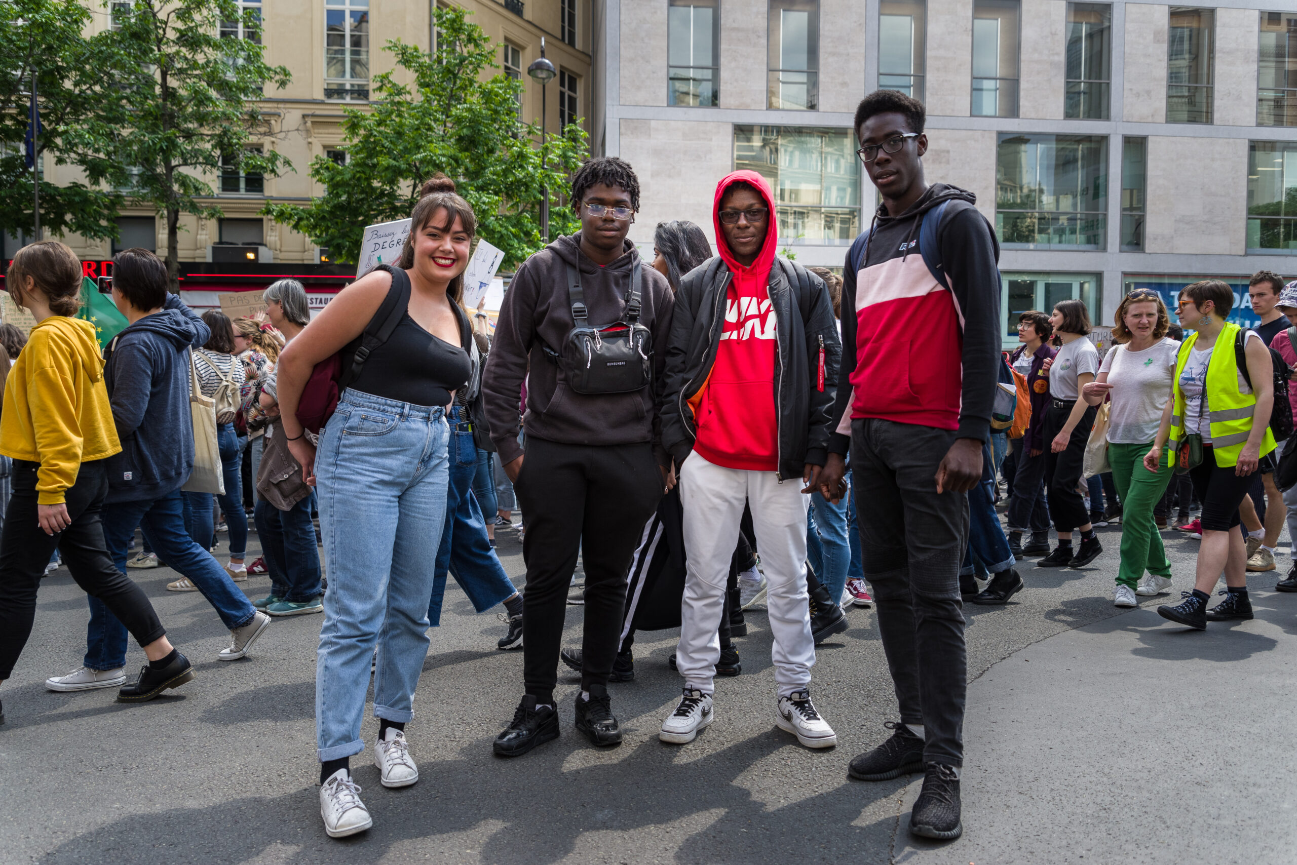 Luna et sa clique. Au centre Haykel porte un sweat rouge