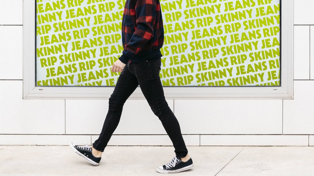 Ein Mann in Skinny Jeans