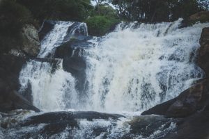 Des chutes d'eau à côté du village