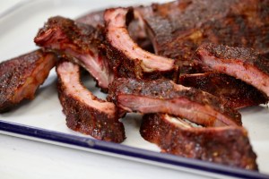 Ribs di maiale glassate e affumicate alla salsa barbecue