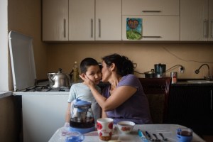 Une femme et son enfant