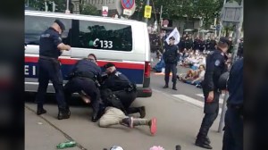 Polizisten halten Demonstranten fest