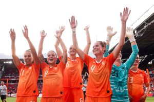 Juichende voetballers van de Oranje Leeuwinnen