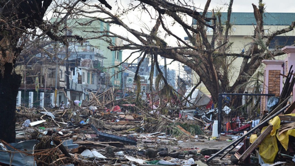 Tacloban, Filipina, dampak dari angin Topan Haiyan Filipina Asia Debris lines the streets of Tacloban​, Philippines, in the aftermath of Typhoon Haiyan